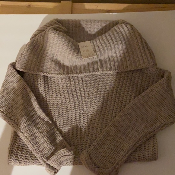 Slouchy NWT shoulder Beige loose knit top - Picture 4 of 4